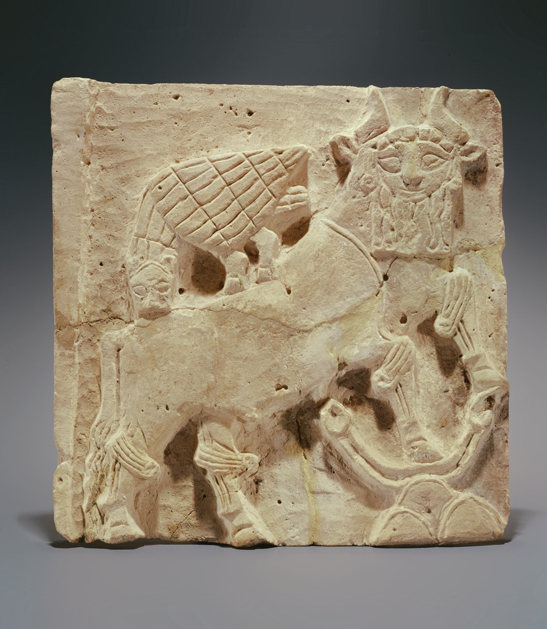 Placa representando um leão atacando um touro, do Iraque, c.2000 aC (terracota) de Sumerian
