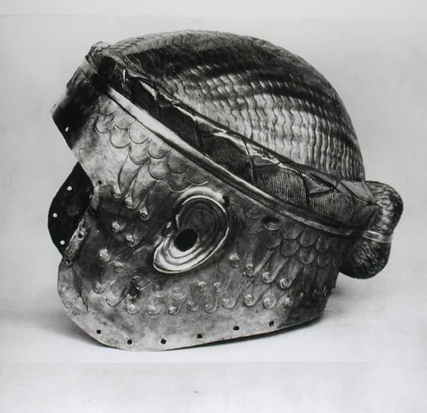 Capacete Electrum do Rei Mes-Kalem-Dug, c.2500-2400 aC (ouro batido) (ver também 4101) de Sumerian