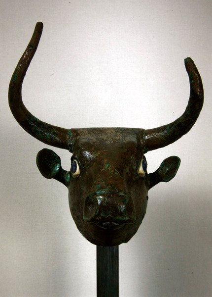 Cabeça de um touro, com inscrição da Suméria real, monte para uma peça de mobiliário ou para uma harpa, pós-restauração, de Telloh (antigo Girsu) Early dinásticos, c.2500-2400 aC (cobre, concha e lapi de Sumerian
