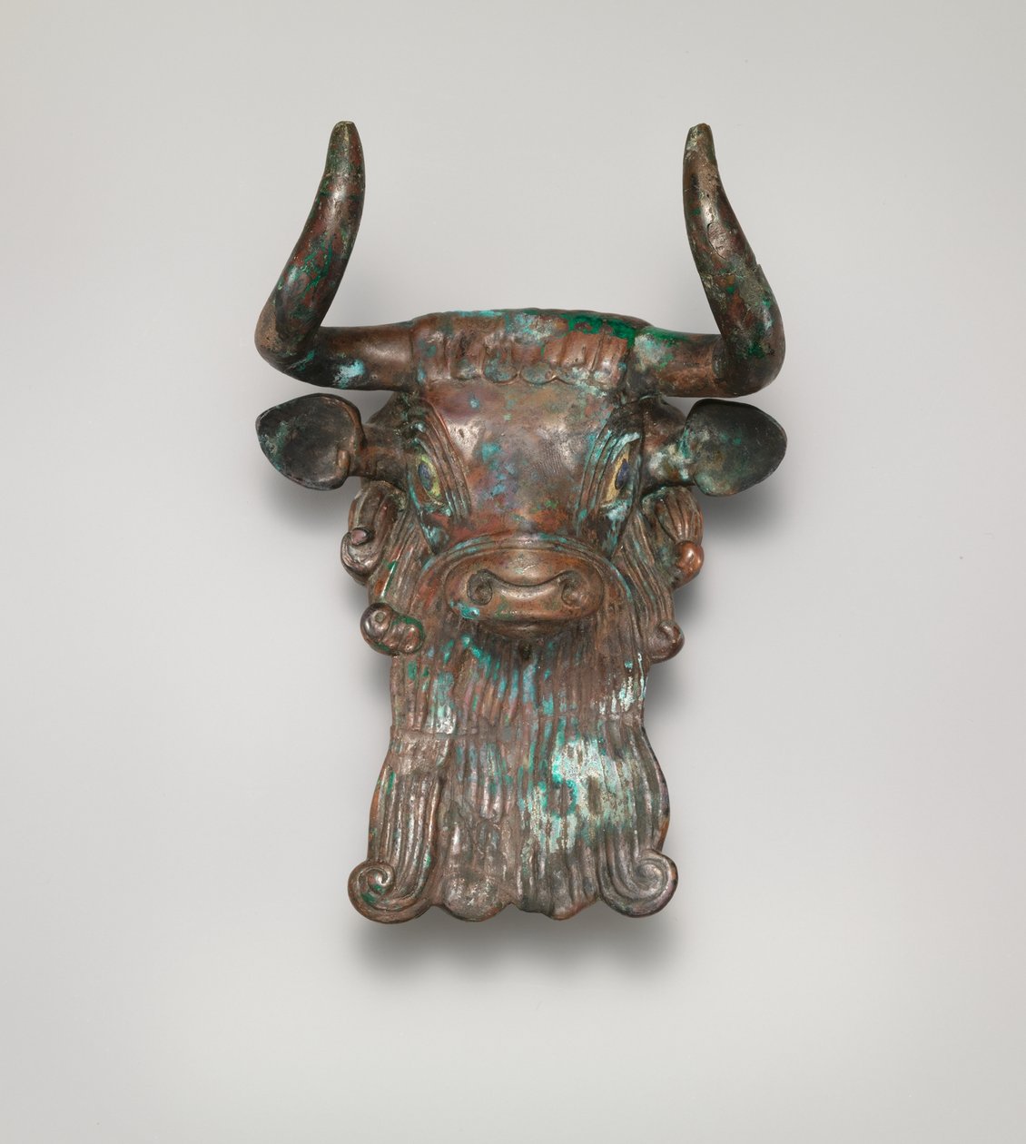 Ornamento de cabeça de touro para uma lira, c.2600–2350 aC (bronze, incrustado com concha e lápis-lazúli) de Sumerian Sumerian