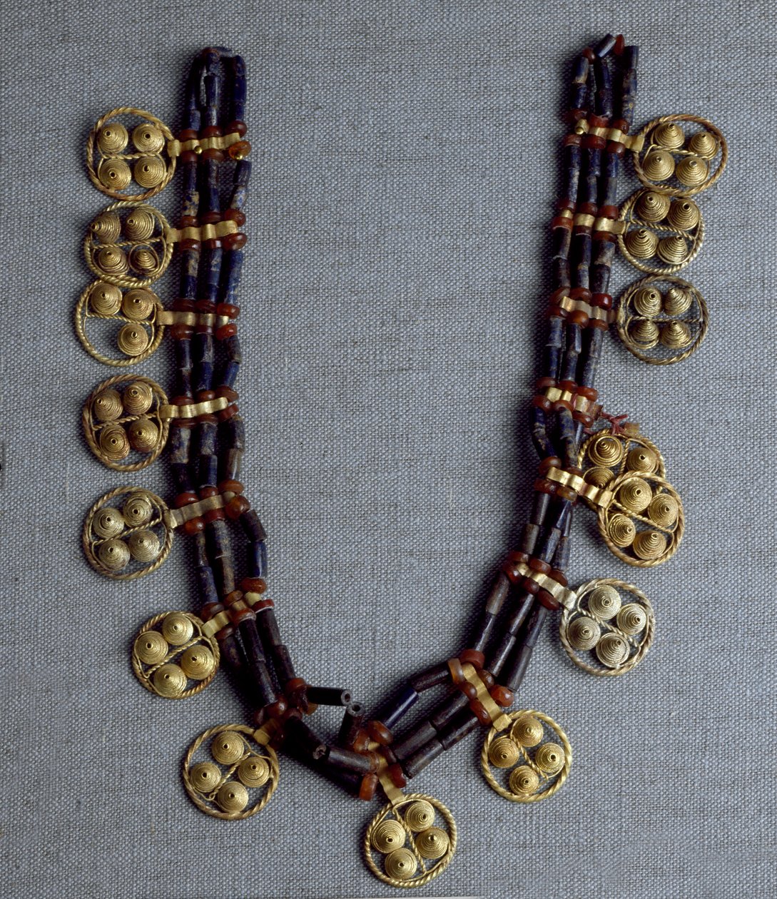 Arte Suméria: colar com pingentes de ouro e contas de lápis lazúli usadas para o casamento. Dos túmulos reais do local de Ur. 2600-2500 AC. Dim. 41 cm Museu Nacional do Iraque Bagdad de Sumerian Sumerian
