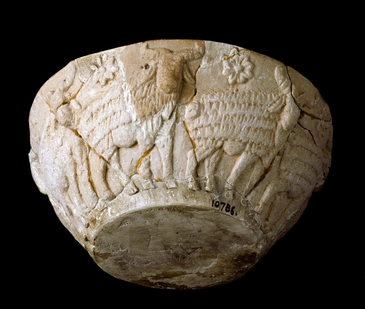 Arte suméria: corte em calcário esculpido a partir de relevos beliers. 3000 AC. Dim 9 x diamante 22 cm Bagdad, Museu Nacional do Iraque. de Sumerian Sumerian