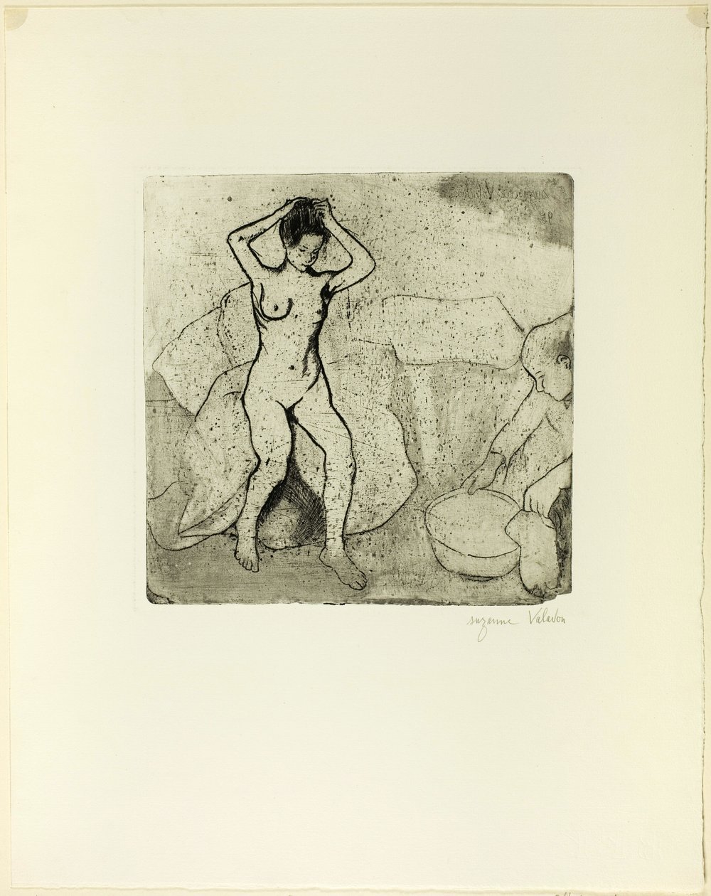 Catherine prepara o banho e Louise, nua, arruma o cabelo de Suzanne Valadon