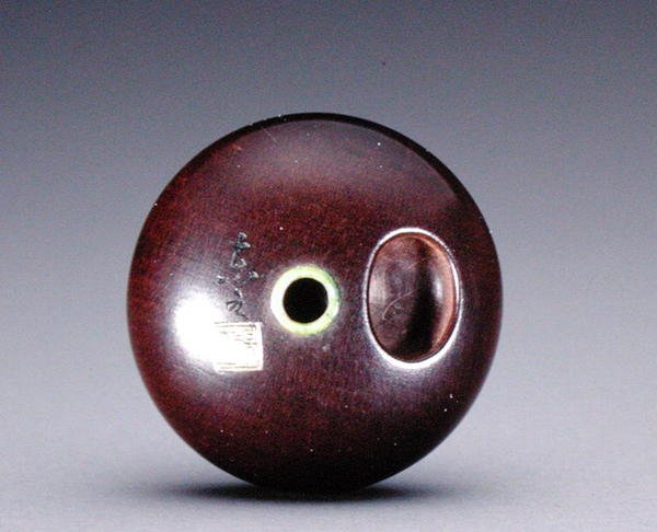 Uma pequena tigela de esmolas, c.1880-1900 (madeira incrustada com chifre de veado, metal e verniz) (ver também 195423) de Suzuki Tokuku