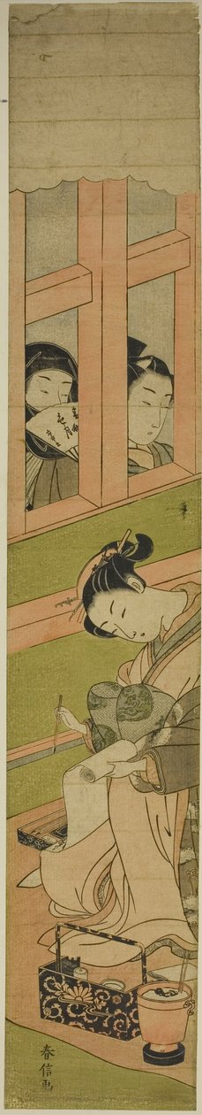 Cortesã escrevendo uma carta enquanto dois homens observam através de uma treliça de janela de Suzuki Harunobu