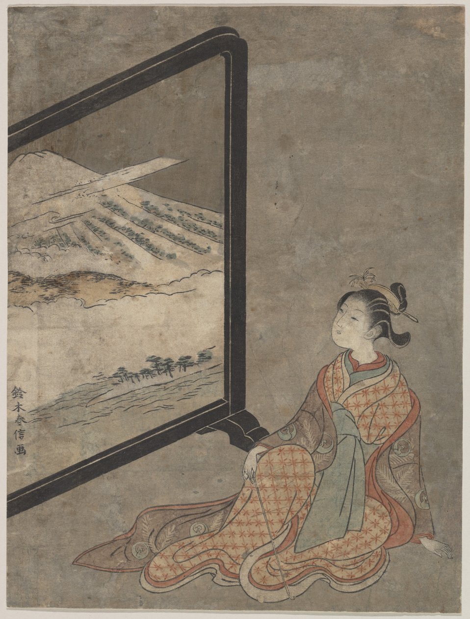 Jovem mulher com um cachimbo na mão contemplando uma paisagem pintada num biombo de Suzuki Harunobu