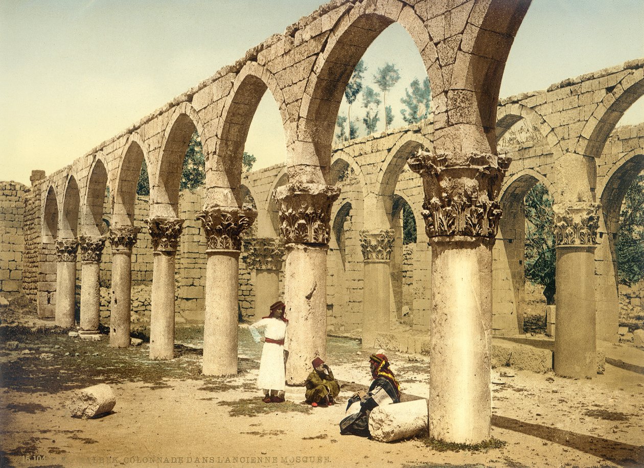 Mesquita antiga, Baalbek, c.1880-1900 (photochrom) de Swiss Photographer