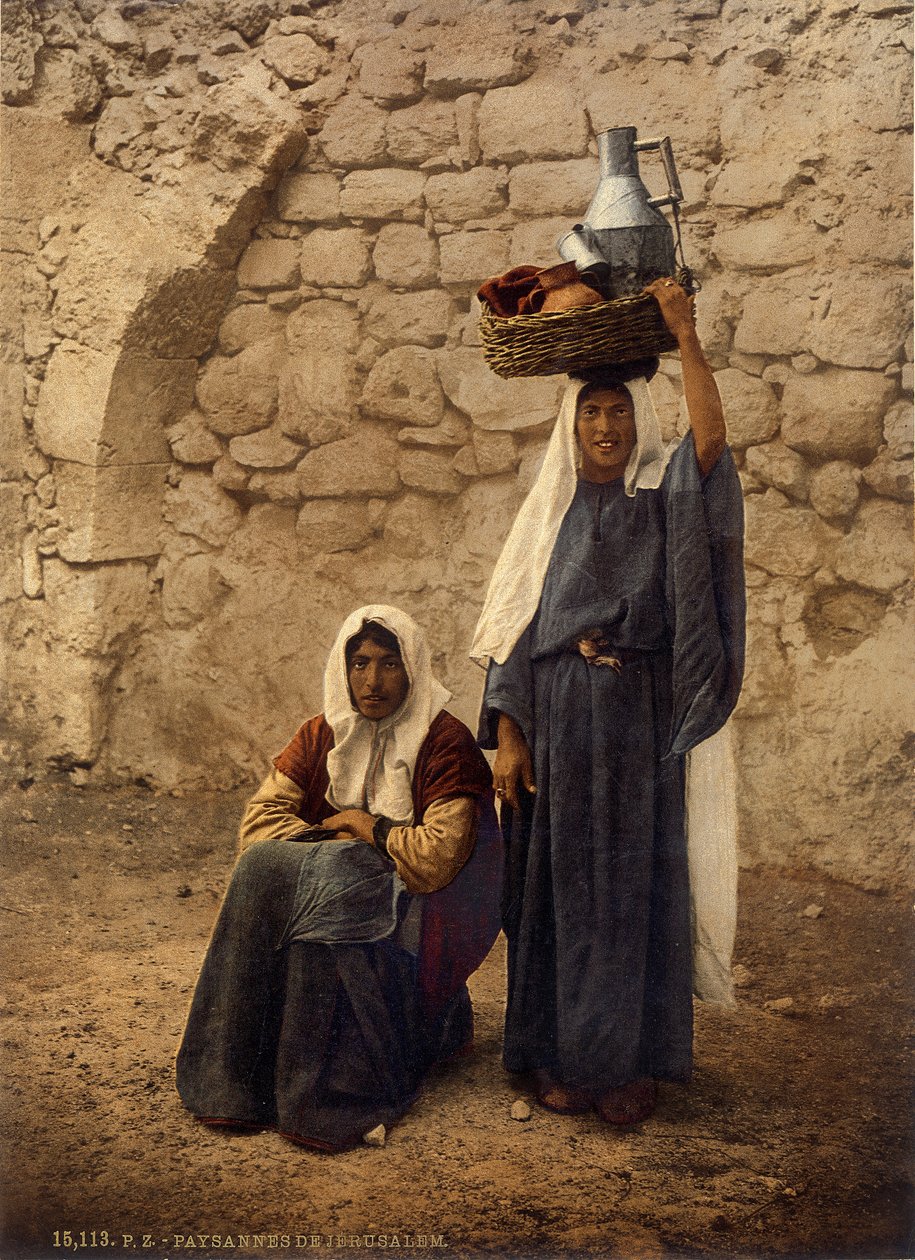 Mulheres árabes carregando frascos de leite, Jerusalém, c.1880-1900 (photochrom) de Swiss Photographer