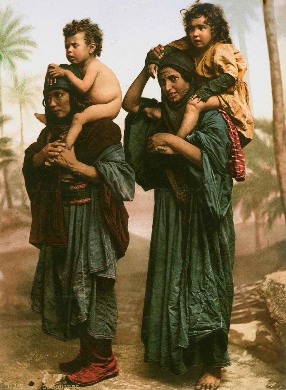 Mulheres beduínas e crianças do norte da Palestina com rostos tatuados, c.1880-1900 (fotochrom) de Swiss Photographer