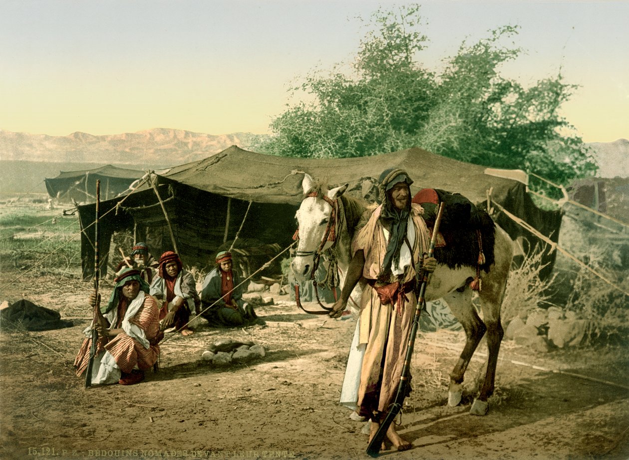 Beduínos na frente de sua barraca no vale do Jordão, c.1880-1900 (fotochrom) de Swiss Photographer