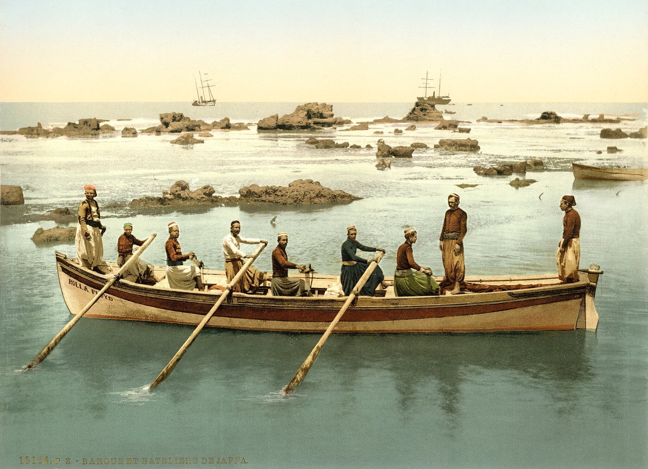 Barco com as pessoas que remo no porto de Jaffa, c.1880-1900 (photochrom) de Swiss Photographer