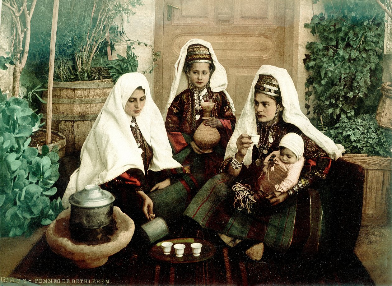 Grupo de mulheres árabes de Belém bebendo café, c.1880-1900 (photochrom) de Swiss Photographer