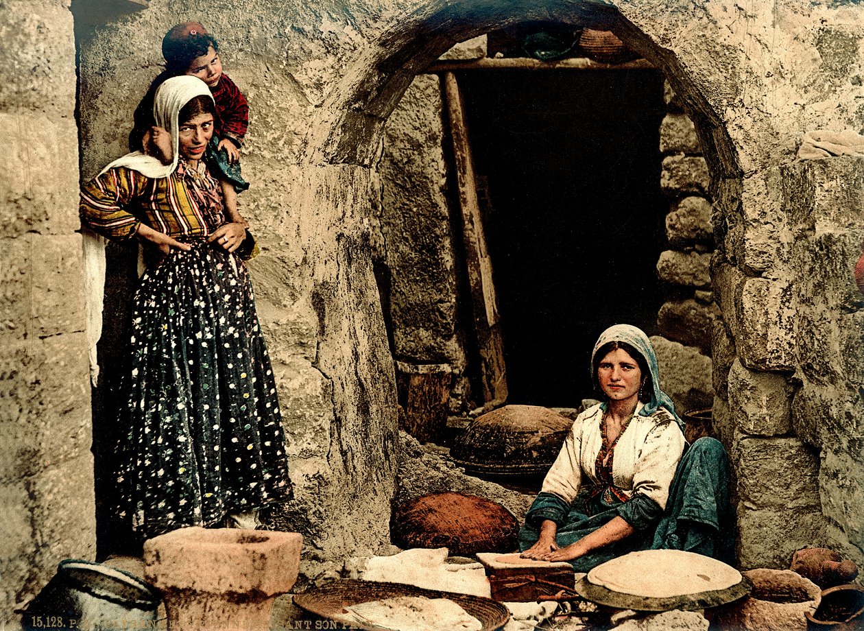 Mulheres libanesas que fazem o pão na frente de sua casa, c.1880-1900 (photochrom) de Swiss Photographer