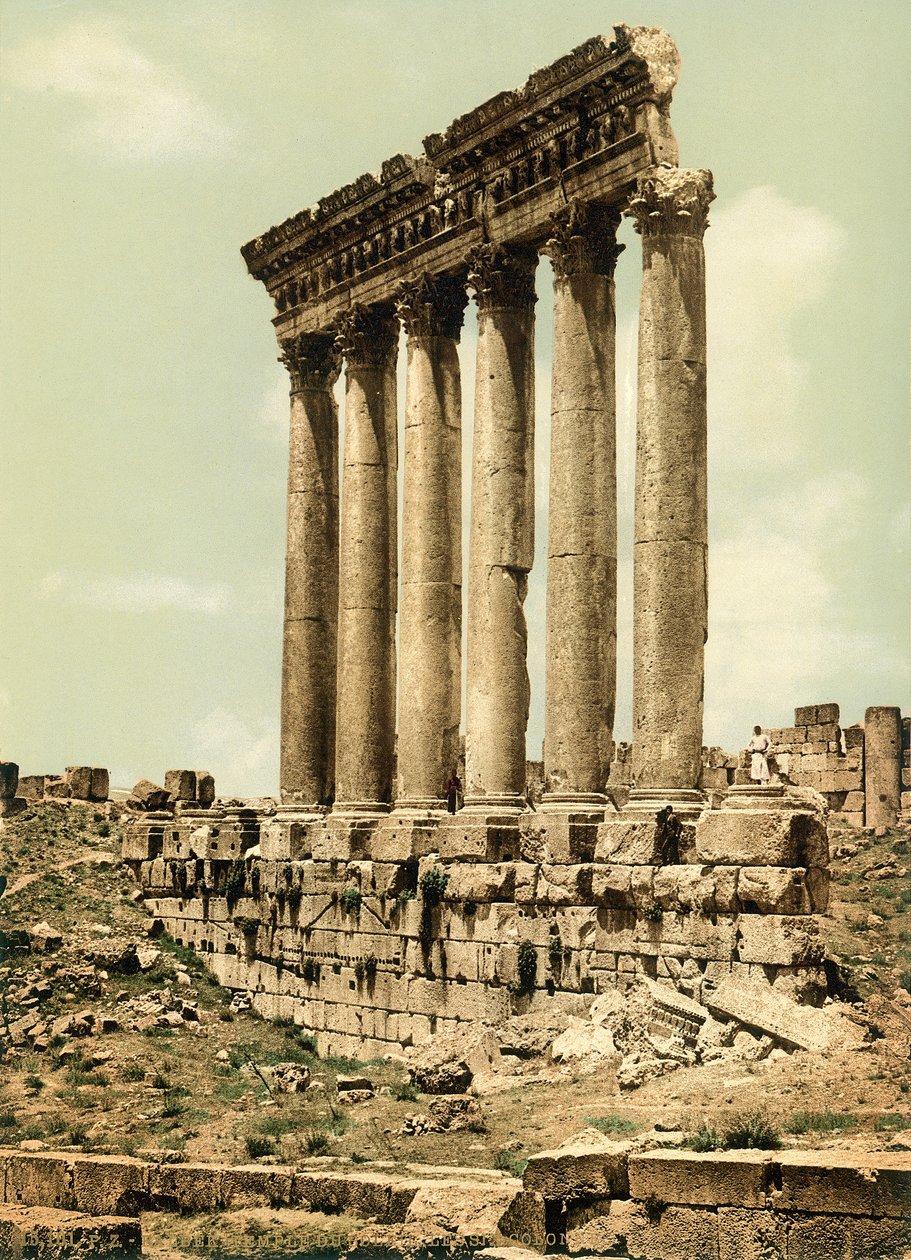 Peristilo do templo de Jupiter, Baalbek, c.1880-1900 (photochrom) de Swiss Photographer