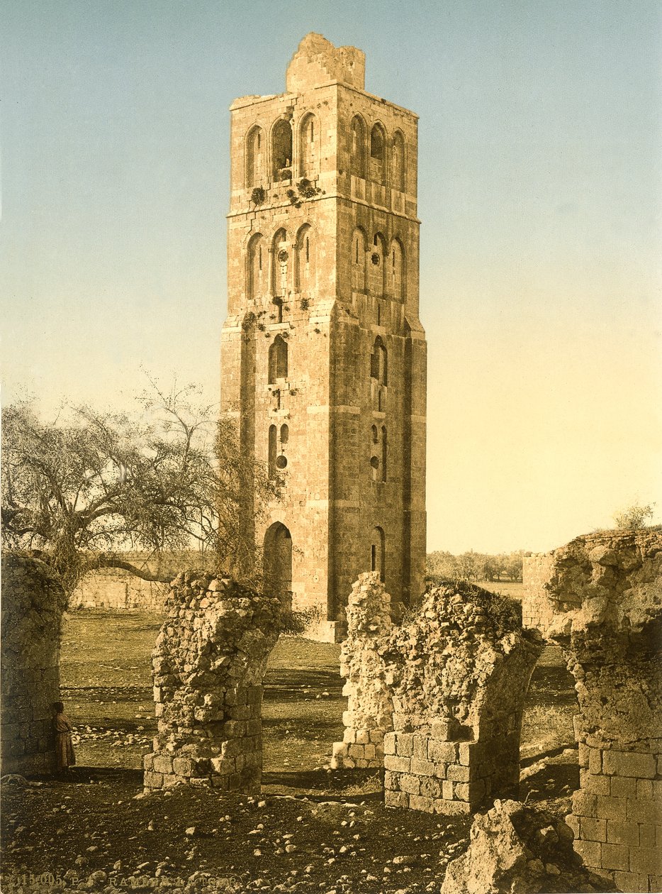 A torre da mesquita de Ramleh com abóbadas arruinadas no primeiro plano, c.1880-1900 (photochrom) de Swiss Photographer