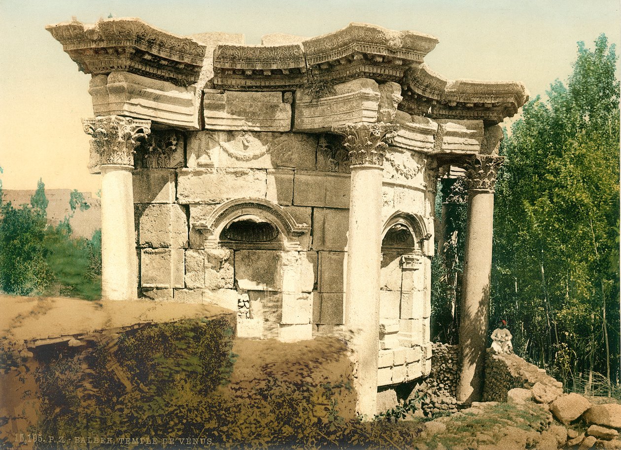 O único templo circular em Baalbek, conhecido como o Templo de Vênus, c.1880-1900 (photochrom) de Swiss Photographer