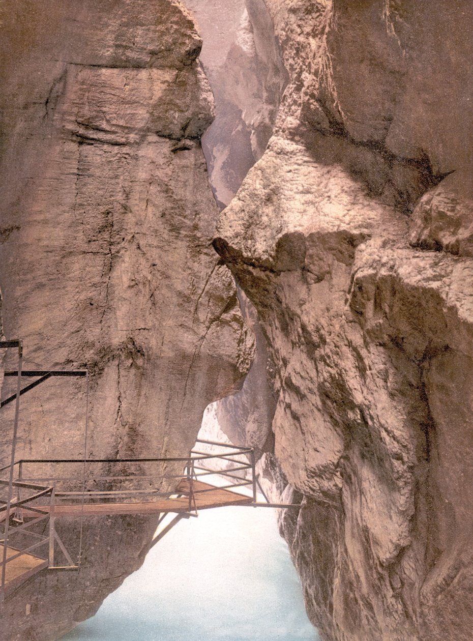 Aare Gorge, perto de Meiringen, Suíça, pub. c.1900 de Swiss Photographer