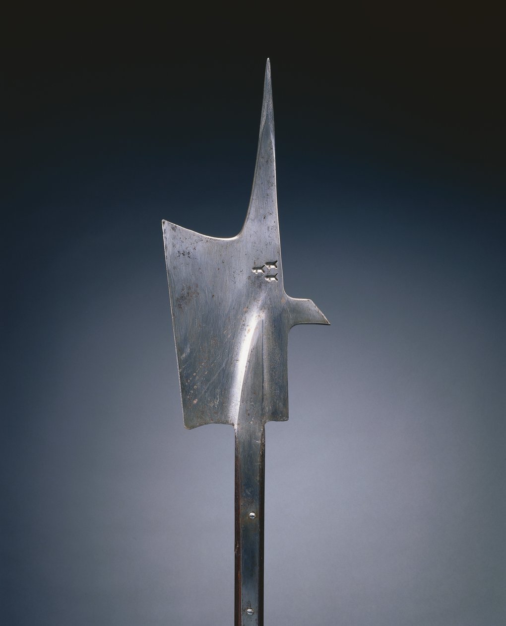 Alabarda, c.1480-1500 (aço e madeira) de Swiss School