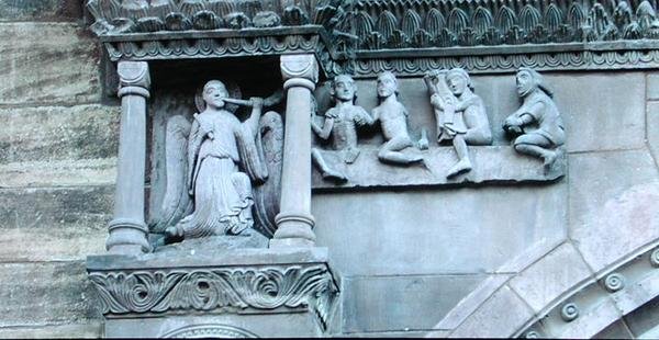 Os mortos que deixam seus túmulos como um anjo toca uma trombeta, detalhe da porta de St. Gallus na varanda norte (pedra) (detalhe de 181706) de Swiss School