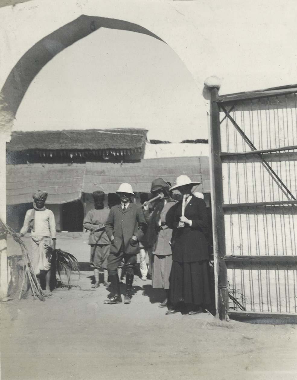 Major Gosling, Judy Smith e Lilah Wingfield fumando cana-de-açúcar em uma delegacia de polícia perto de Fatehpur Sikri, em janeiro de 1912 de Sylvia Brooke