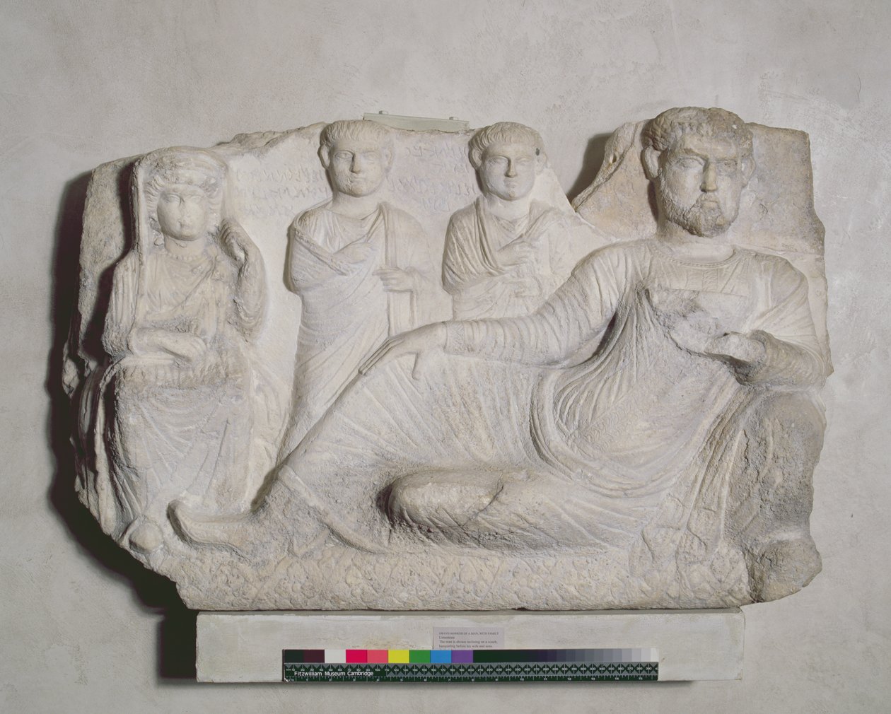 Banquete funerário de um homem em traje parta com sua família, de Palmyra (calcário) de Syrian