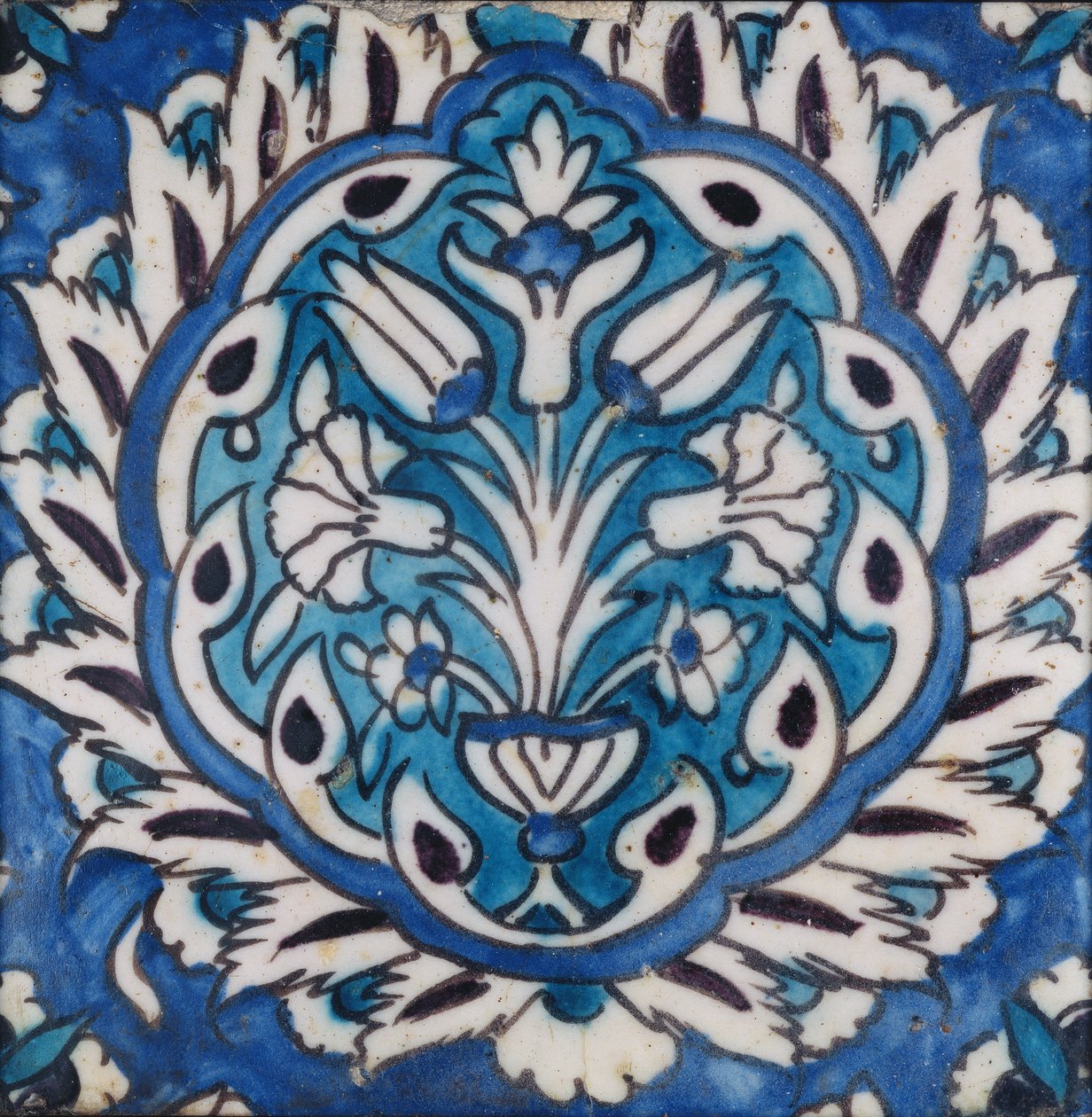 Azulejo quadrado com um vaso de flores em um medalhão de Syrian School
