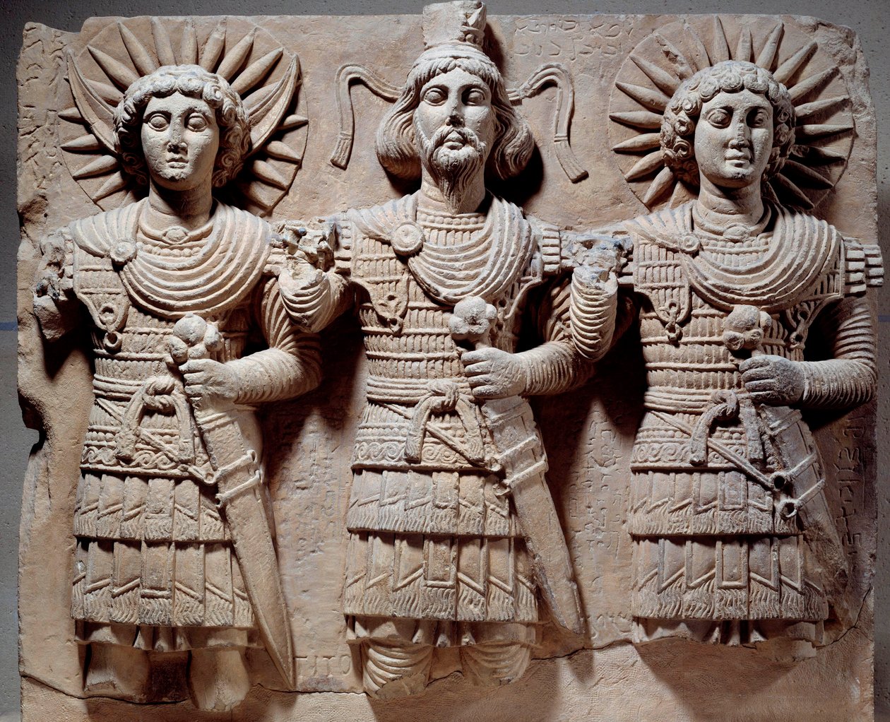 Tríade Palmyrean: Baalshamin, mestre do céu entre o deus da lua e o deus do sol. Baixo relevo em pedra calcária do século I. De Palmyra, Síria. Sol 0,6x0,72 m Paris, musee du Louvre. de Syrian