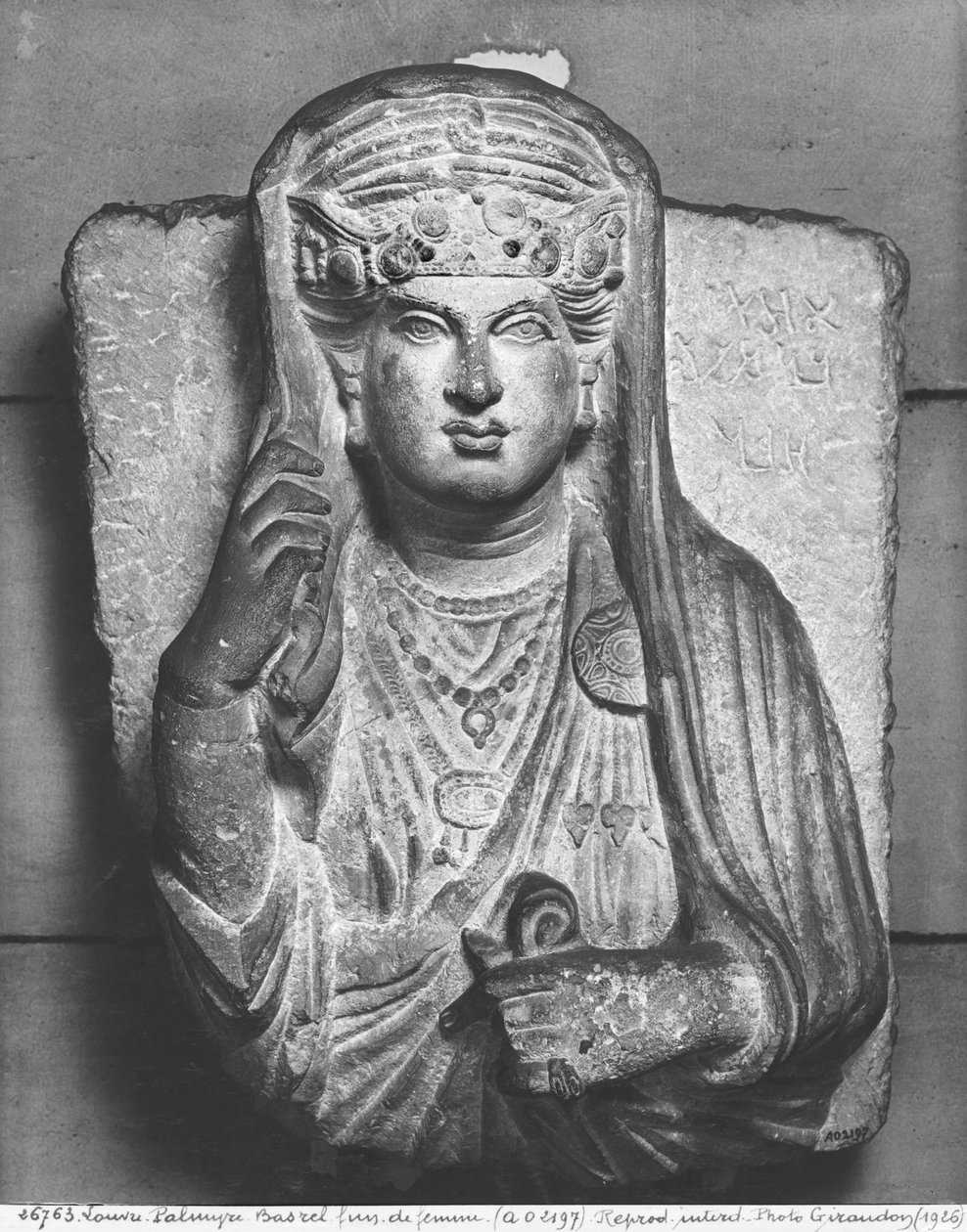 Relevo funerário de uma figura feminina, de Palmyra, Síria de Syrian School