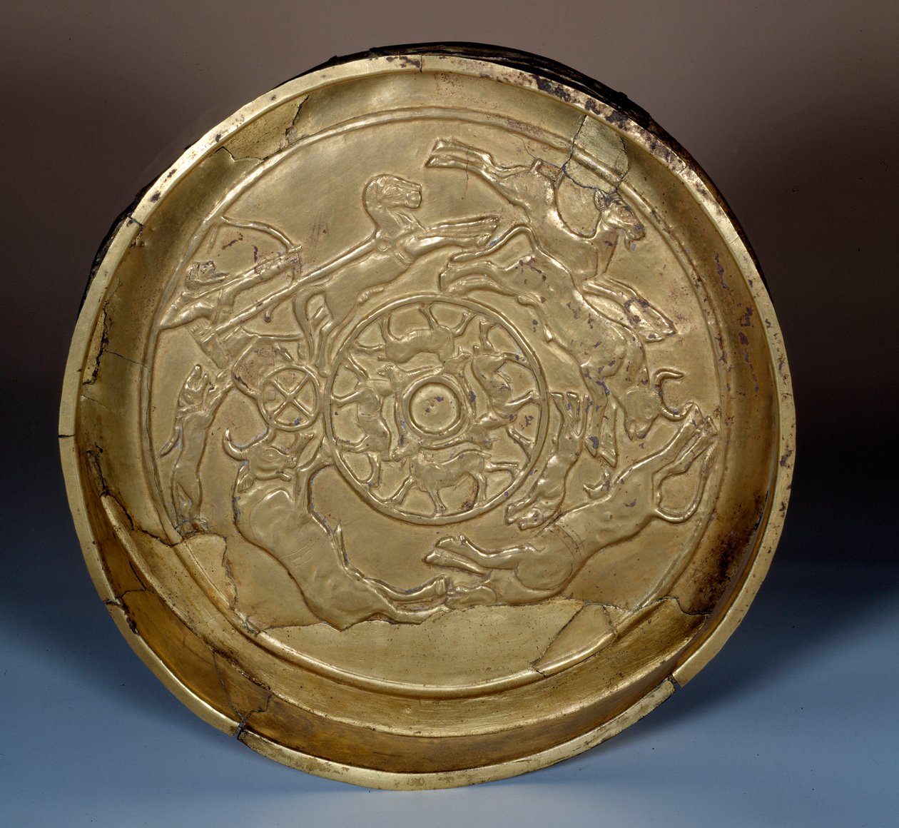 Arte Oriental: caça ao patere em ouro, por volta de 1200 AC. realizada na Síria. Paris, Musee Du Louvre de Syrian Syrian