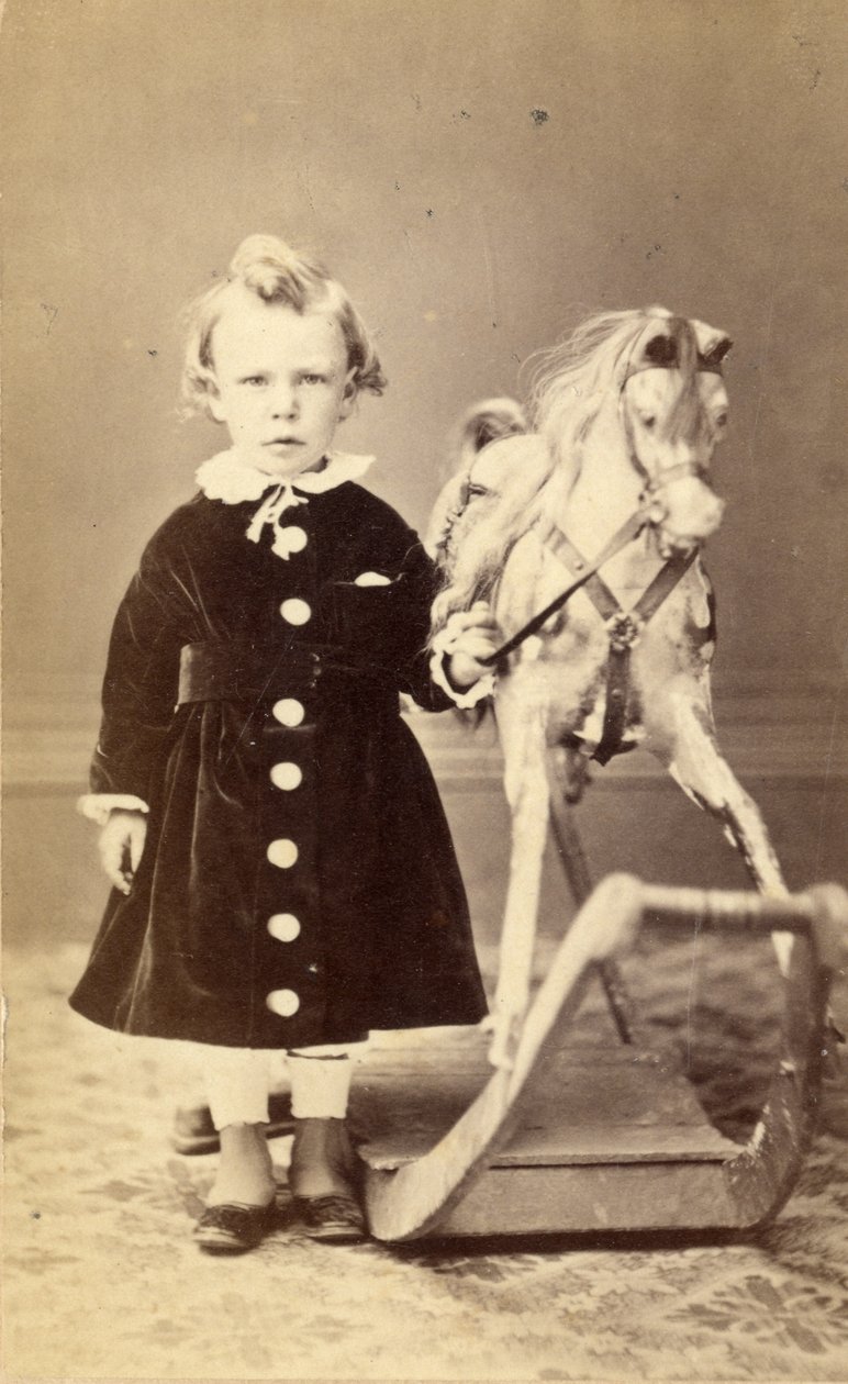 Menina jovem, ficar, por, um, cavalo balanço, 1870s, (albumen, impressão) de T. Duryea