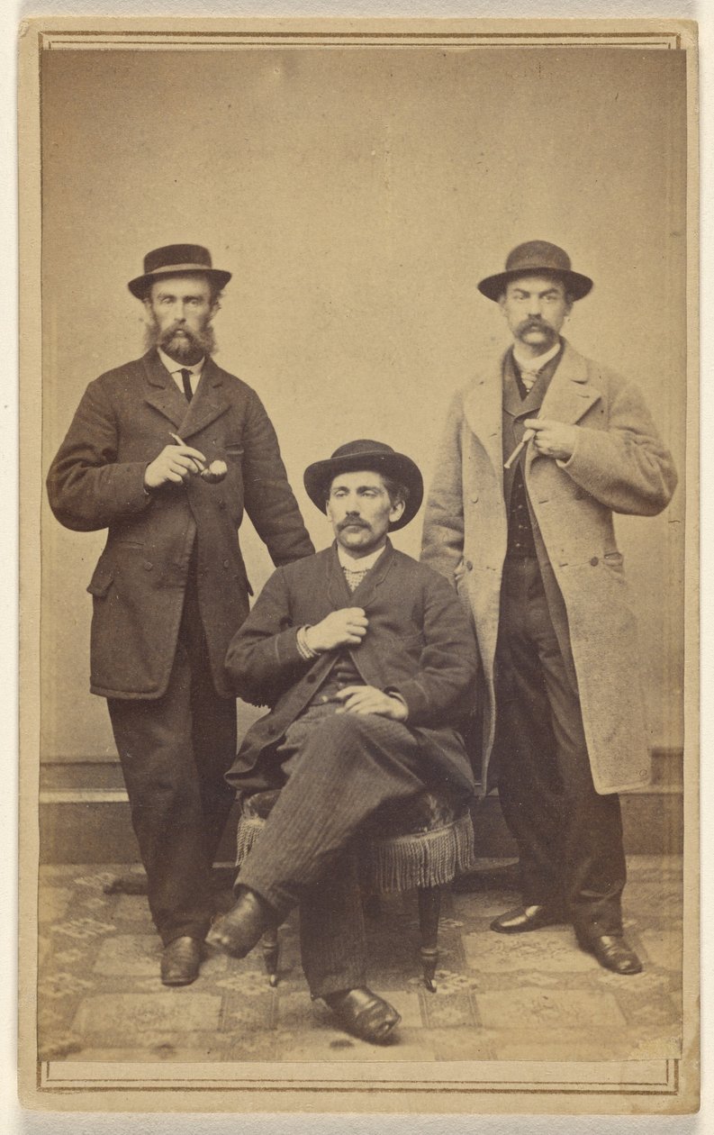 [Três homens não identificados, de chapéu, segurando um cachimbo ou um charuto, todos com bigode e/ou barba] de T.M. Schleier