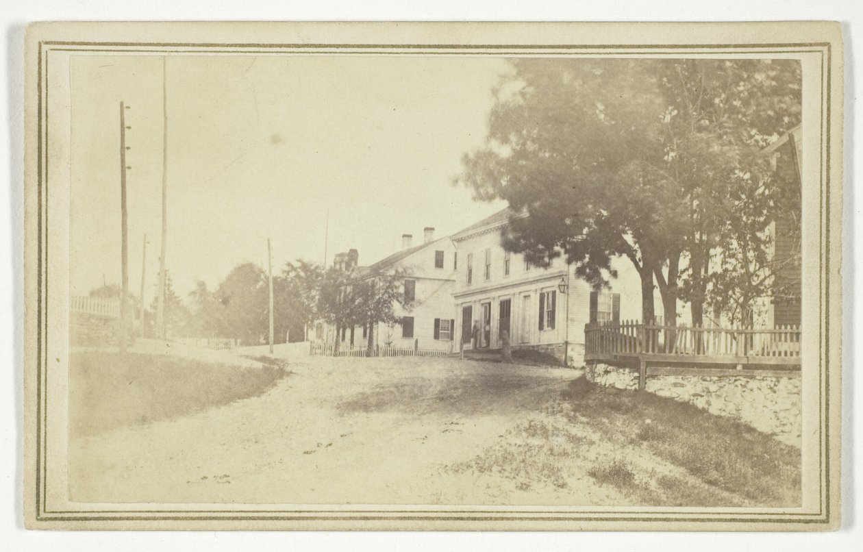 Sem título (vista de uma estrada com casas de tábuas brancas) de T. Holmes