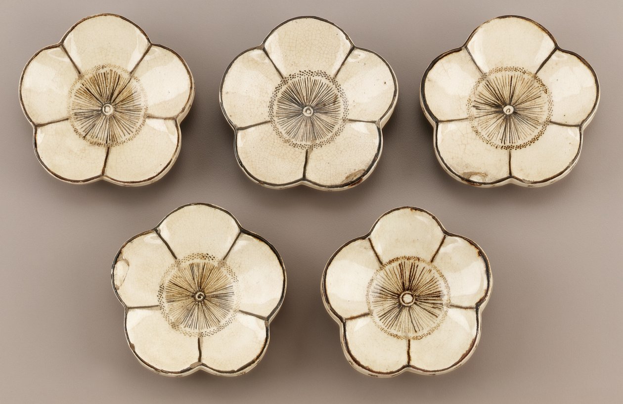 Pires em forma de flor de ameixa, Kyoto, Kyoto-fu, período Edo (cerâmica) de Taizan Yohei