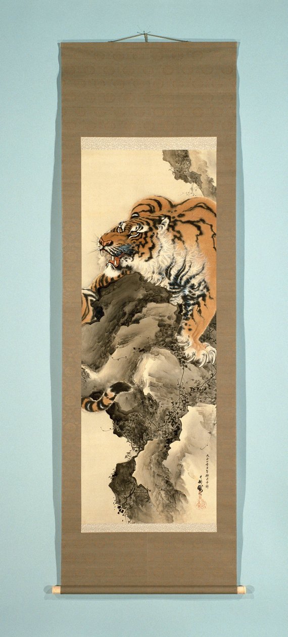 Pintura de pergaminho pendurado representando um tigre em uma rocha de Tanaka Gekko