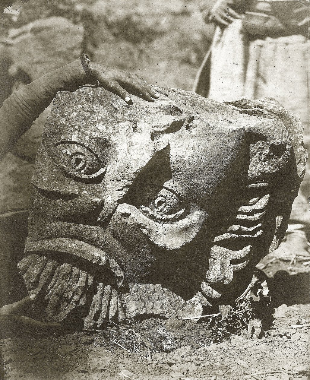 Cabeça antiga em Kunawat, Síria, 1875 de Tancrede Dumas