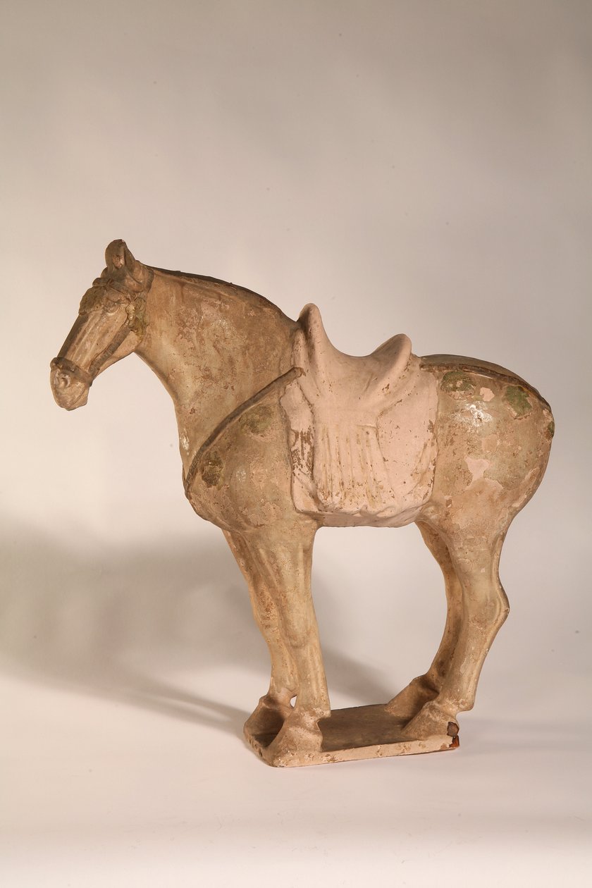 Cavalo, de uma tumba em Gongxian, província de Henan, 700-750 (louça de barro) de Tang Dynasty Chinese School
