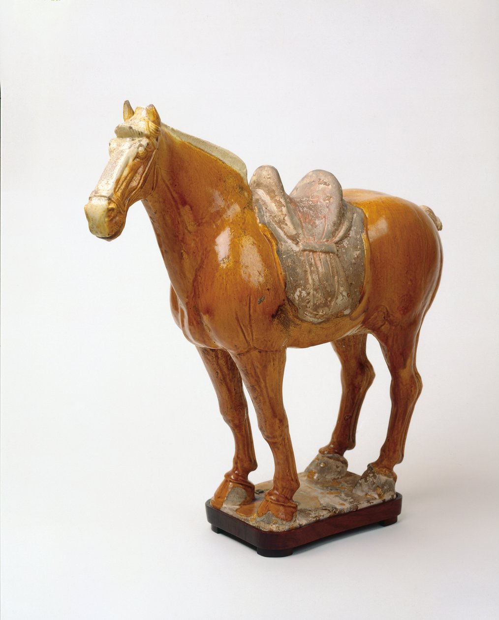Cavalo com sela, dinastia Tang, 618-907 dC (faiança moldada e esculpida com esmalte amarelo com fluxo de chumbo) de Tang Dynasty Chinese School