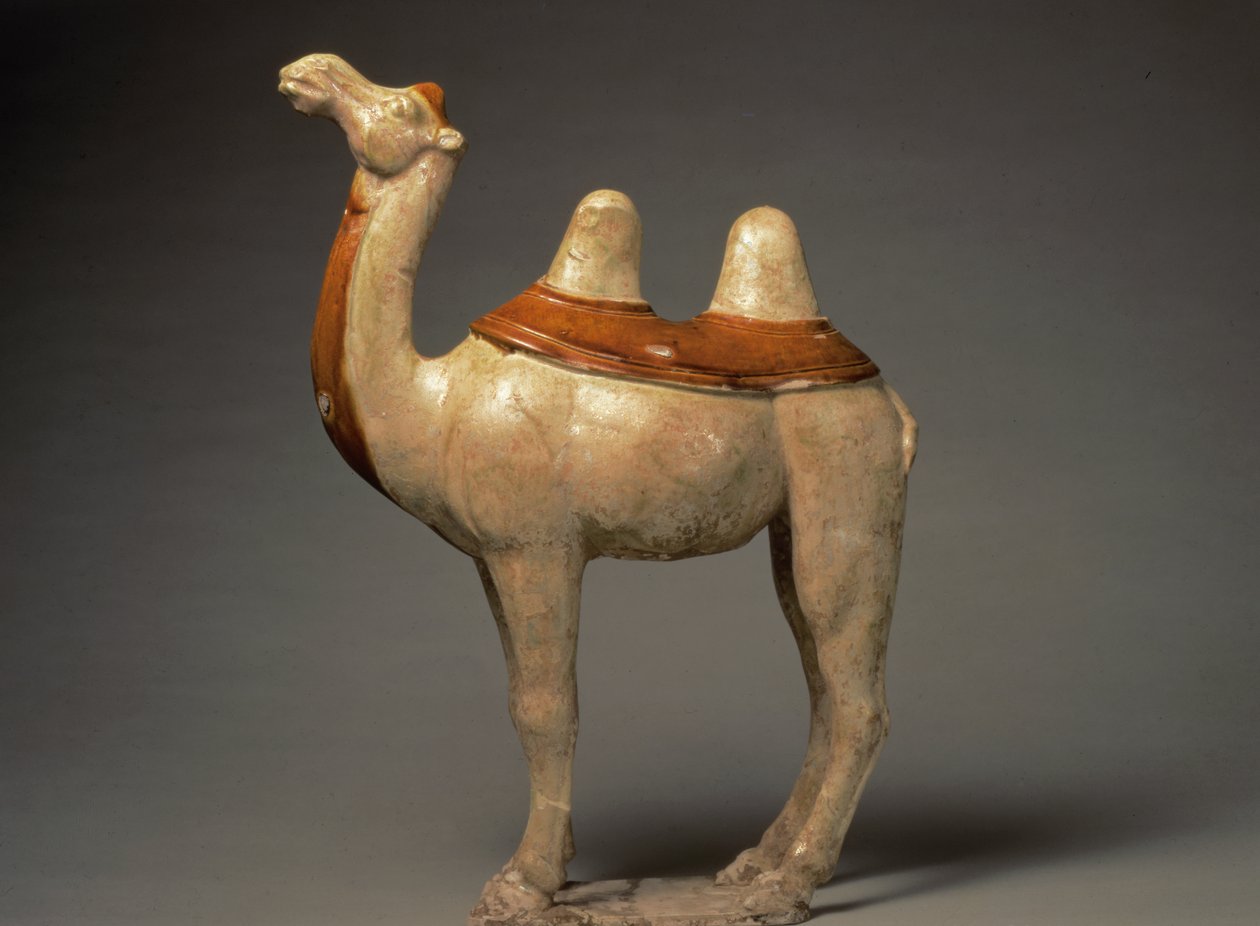 Modelo de cerâmica de um camelo em pé, chinês, dinastia Tang, 618-906 (cerâmica) de Tang Dynasty Chinese School