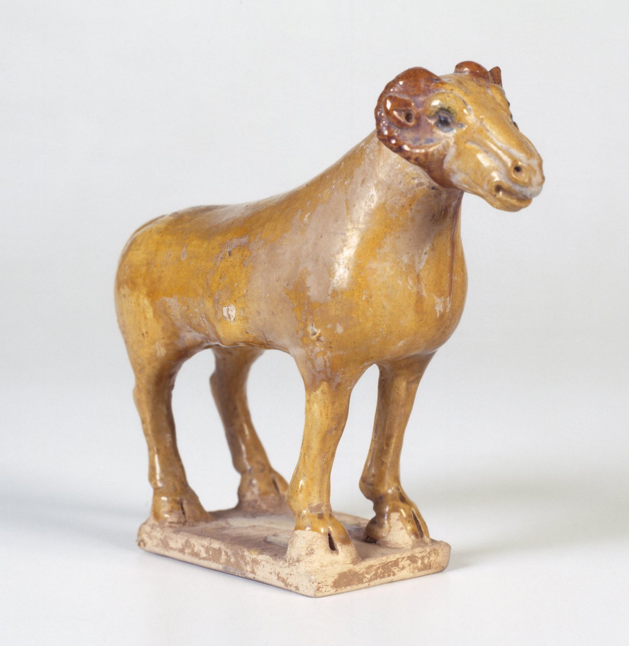 Figura do túmulo, Ram, dinastia Tang, 618-907 dC (louça de barro com esmalte amarelo com fluxo de chumbo) de Tang Dynasty Chinese School