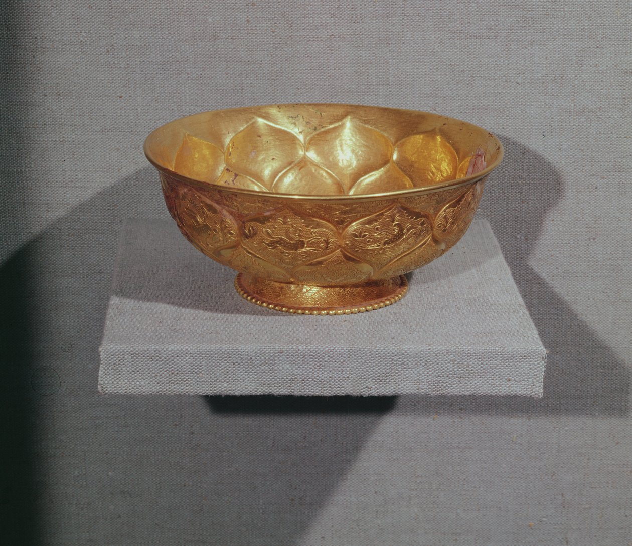 Bacia decorada com pétalas de lótus em relevo (ouro) de Tang Dynasty Chinese School