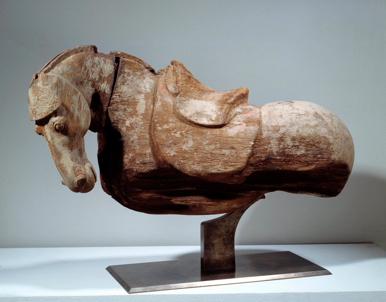 Arte chinesa: Cavalo de Madeira. Escultura do período Tang (618 a 907). Paris, Musee Cernuschi. de Tang Dynasty Chinese School