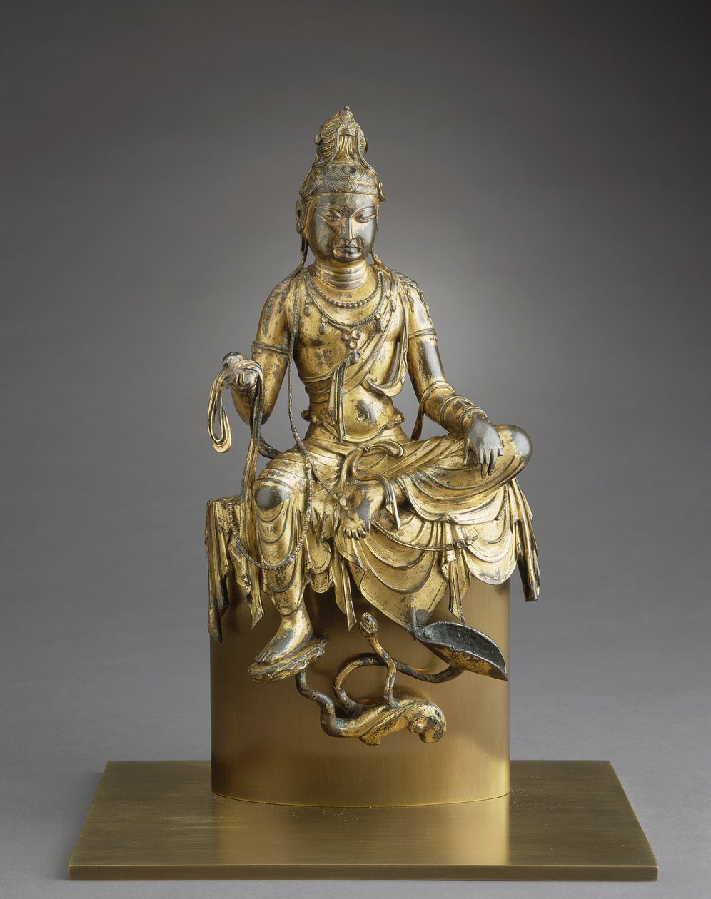 Bodhisattva Avalokitesvara sentado, século VIII (bronze com douradura) de Tang Dynasty Chinese School