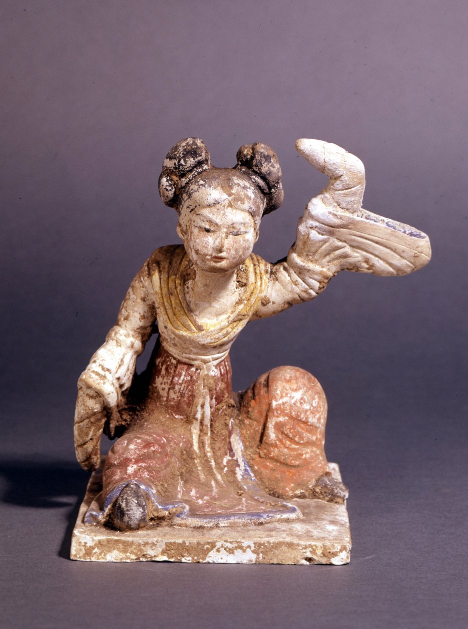 Estatueta representando uma mulher em traje tradicional da Dinastia Tang (ou T
