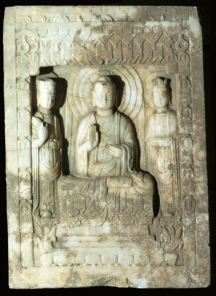 Stele representando o Buda cercado por seus dois assistentes, 618-907 (calcário) de Tang Dynasty Chinese School