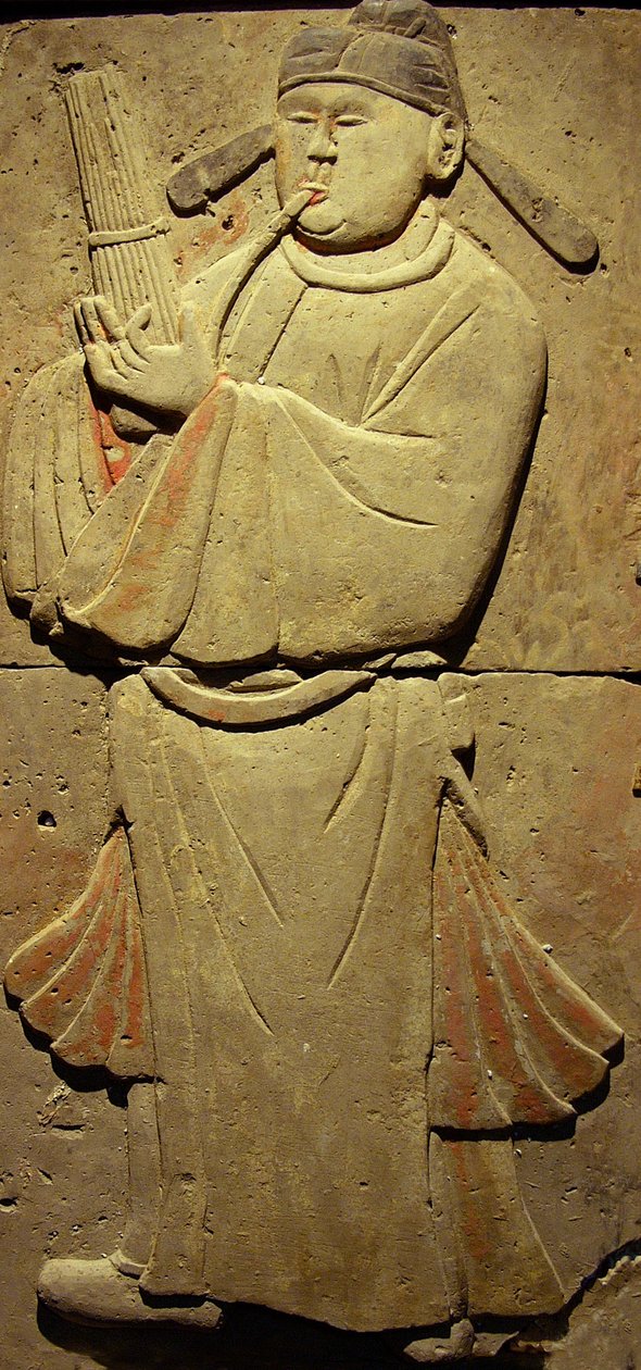 Terracota estela com músico, Dinastia Tang (618-907), descoberto na província de Shaanxi, Museu Florestal Steles em Xian. Fotografia, Leonard de Selva, China, 2006. de Tang Dynasty Chinese School
