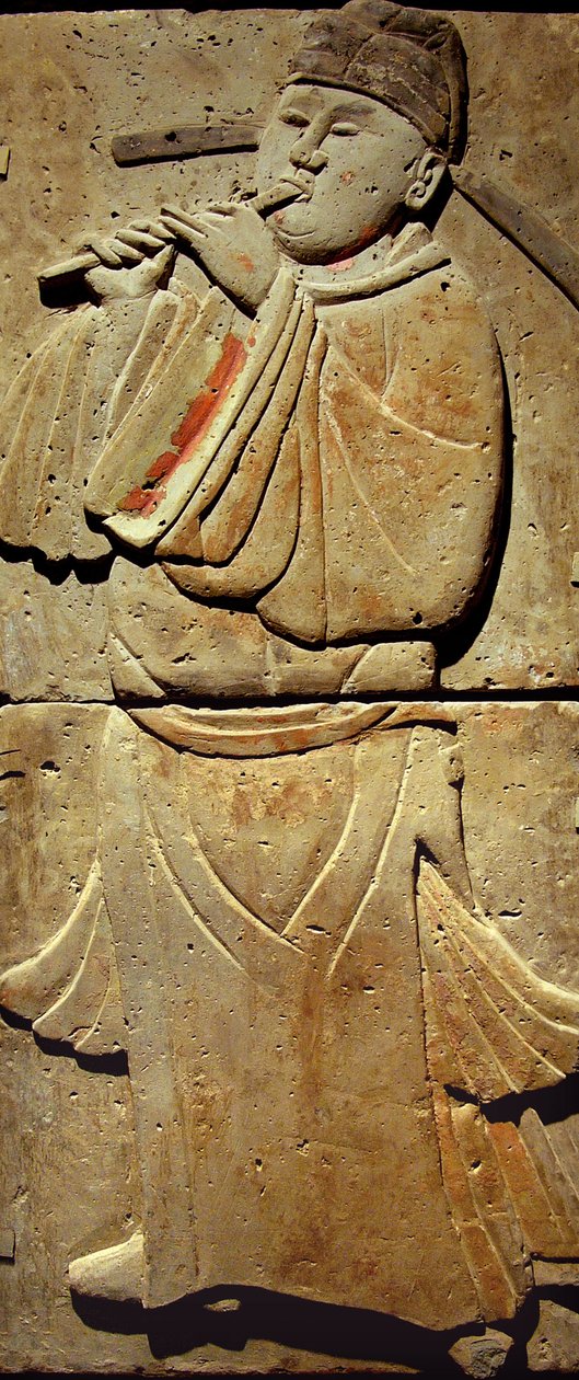 Terracota estela com músico, Dinastia Tang (618-907), descoberto na província de Shaanxi, Museu Florestal Steles em Xian. Fotografia, Leonard de Selva, China, 2006. de Tang Dynasty Chinese School