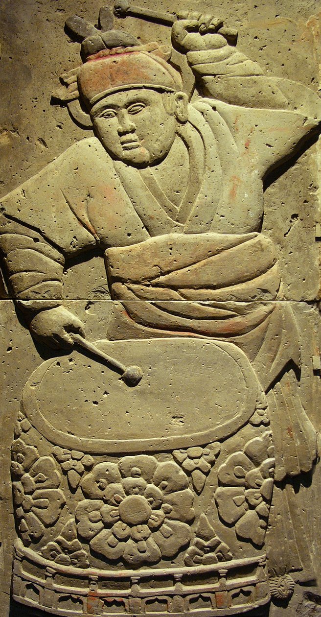 Terracota estela com músico, Dinastia Tang (618-907), descoberto na província de Shaanxi, Museu Florestal Steles em Xian. Fotografia, Leonard de Selva, China, 2006. de Tang Dynasty Chinese School