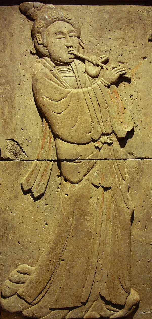 Terracota estela com músico, Dinastia Tang (618-907), descoberto na província de Shaanxi, Museu Florestal Steles em Xian. Fotografia, Leonard de Selva, China, 2006. de Tang Dynasty Chinese School