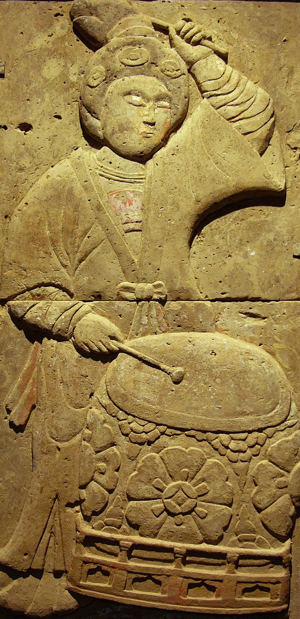 Terracota estela com músico, Dinastia Tang (618-907), descoberto na província de Shaanxi, Museu Florestal Steles em Xian. Fotografia, Leonard de Selva, China, 2006. de Tang Dynasty Chinese School