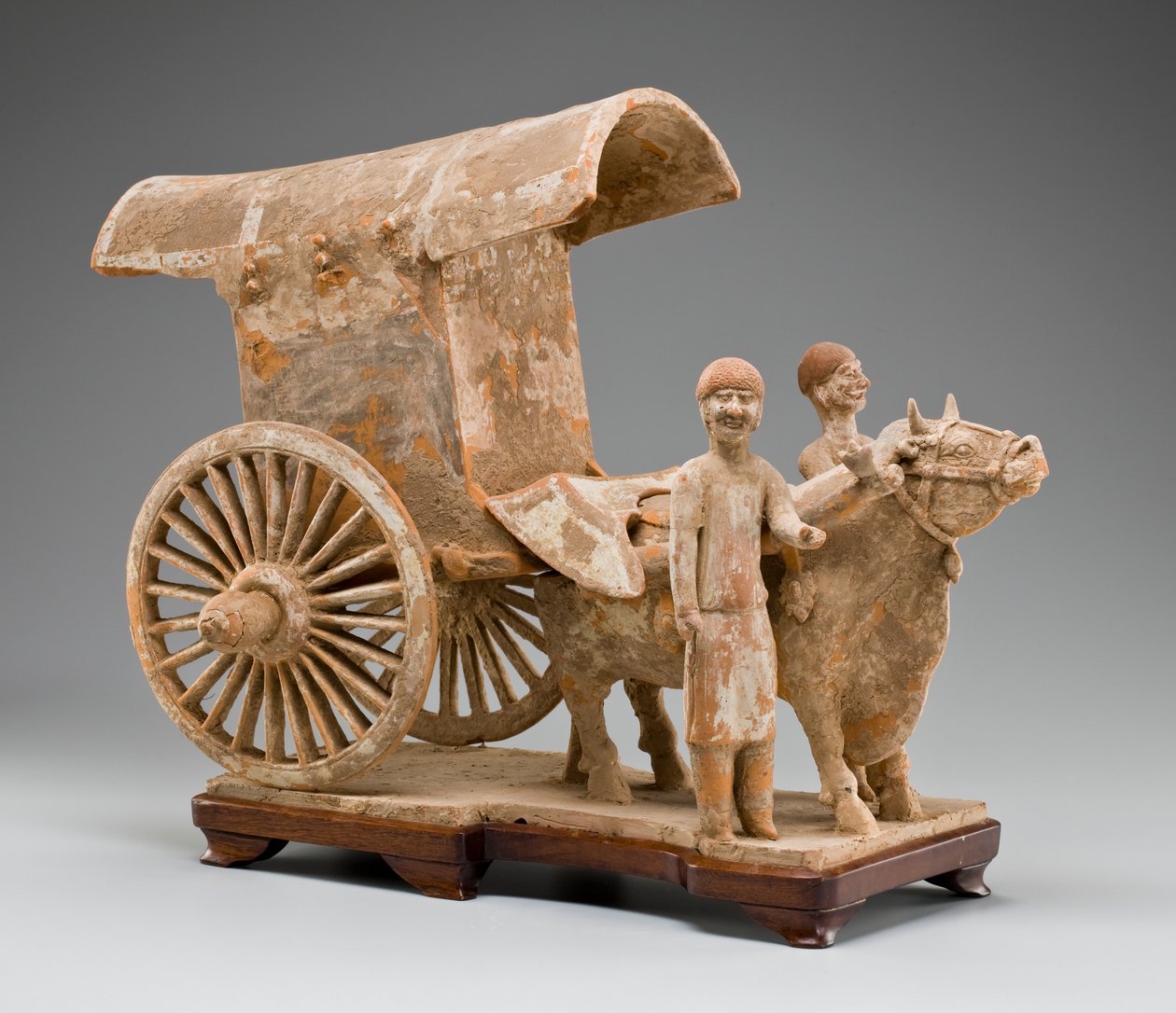 Carrinho de boi de duas rodas com boi e dois atendentes em pé (terracota pintada) de Tang Dynasty Chinese School